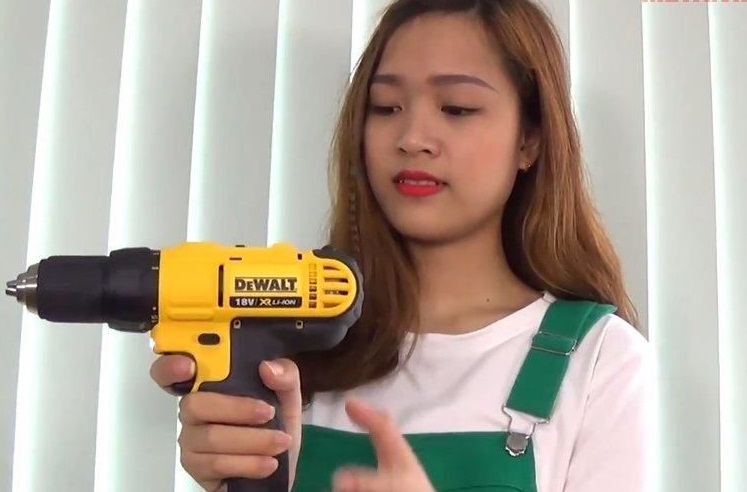 may khoan van vit dung pin dewalt dcd771c2 meta cam tay