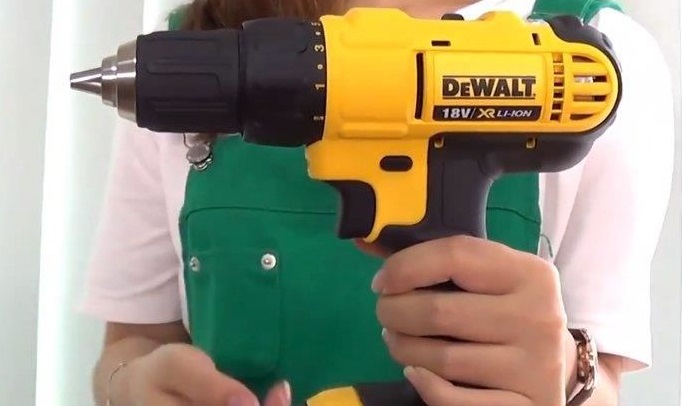 may khoan van vit dung pin dewalt dcd771c2 meta nhua