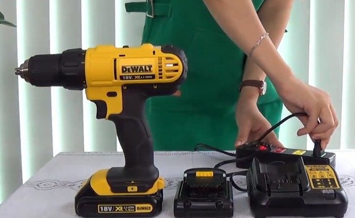 may khoan van vit dung pin dewalt dcd771c2 meta sac