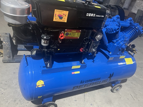 Máy nén khí chạy dầu diesel TM-V-1.05/12.5-330L Máy nén khí chạy dầu diesel TM-V-1.05/12.5-330L 10hp